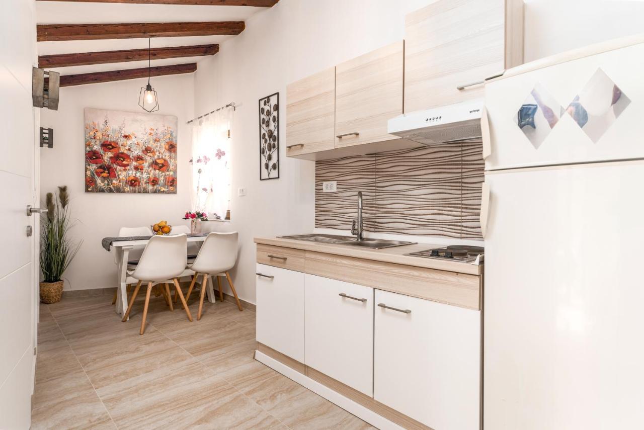 Relax In 2 Bedroom App In Old Town W/Ac And Wifi Rovigno Esterno foto