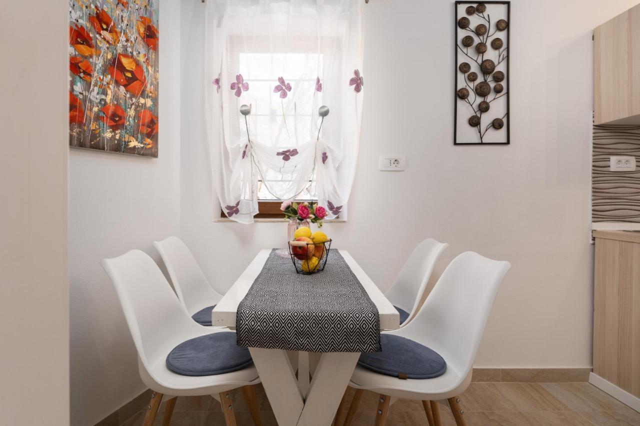 Relax In 2 Bedroom App In Old Town W/Ac And Wifi Rovigno Esterno foto