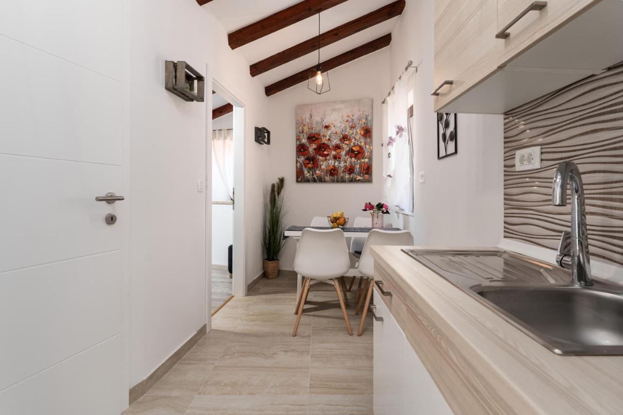Relax In 2 Bedroom App In Old Town W/Ac And Wifi Rovigno Esterno foto