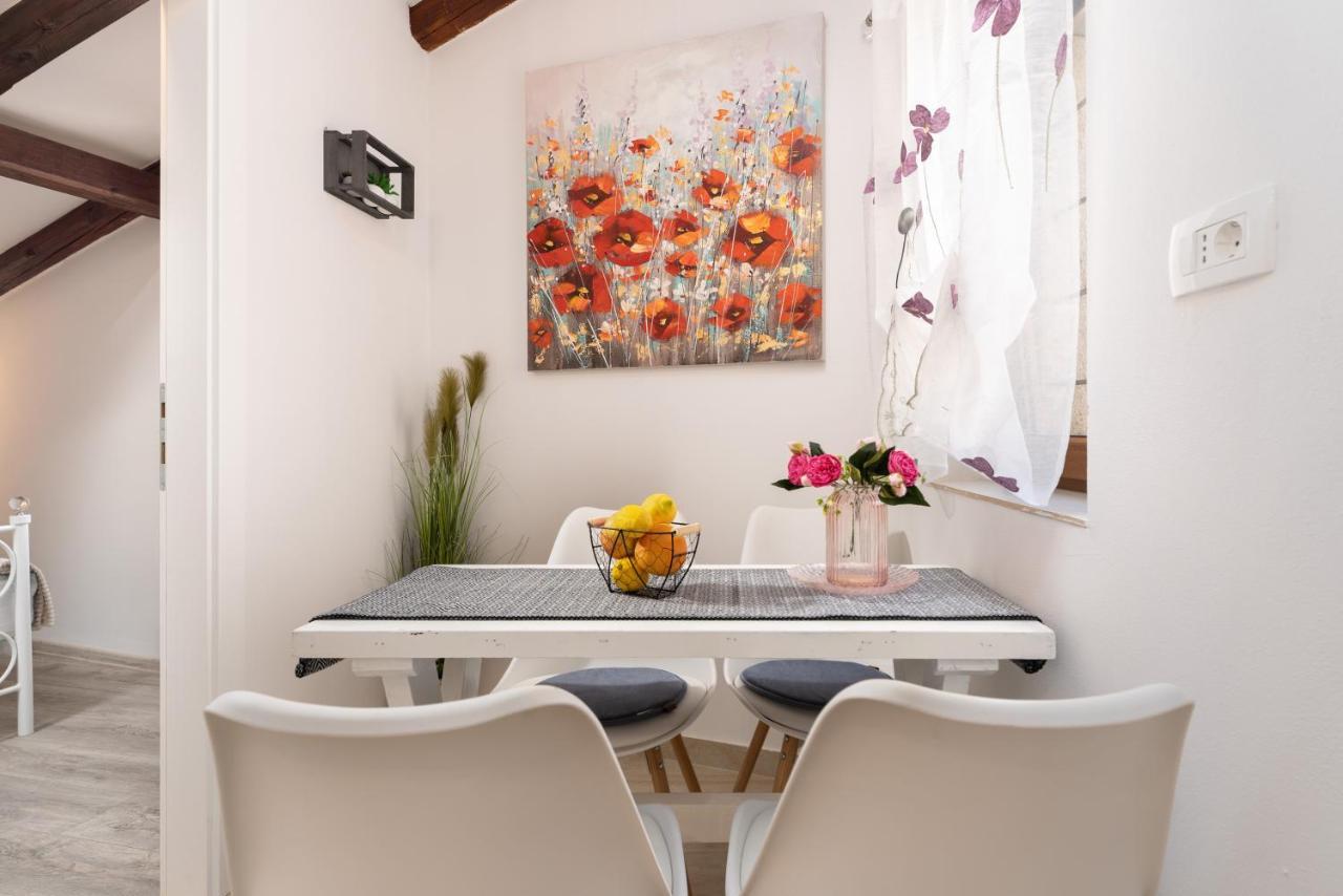 Relax In 2 Bedroom App In Old Town W/Ac And Wifi Rovigno Esterno foto