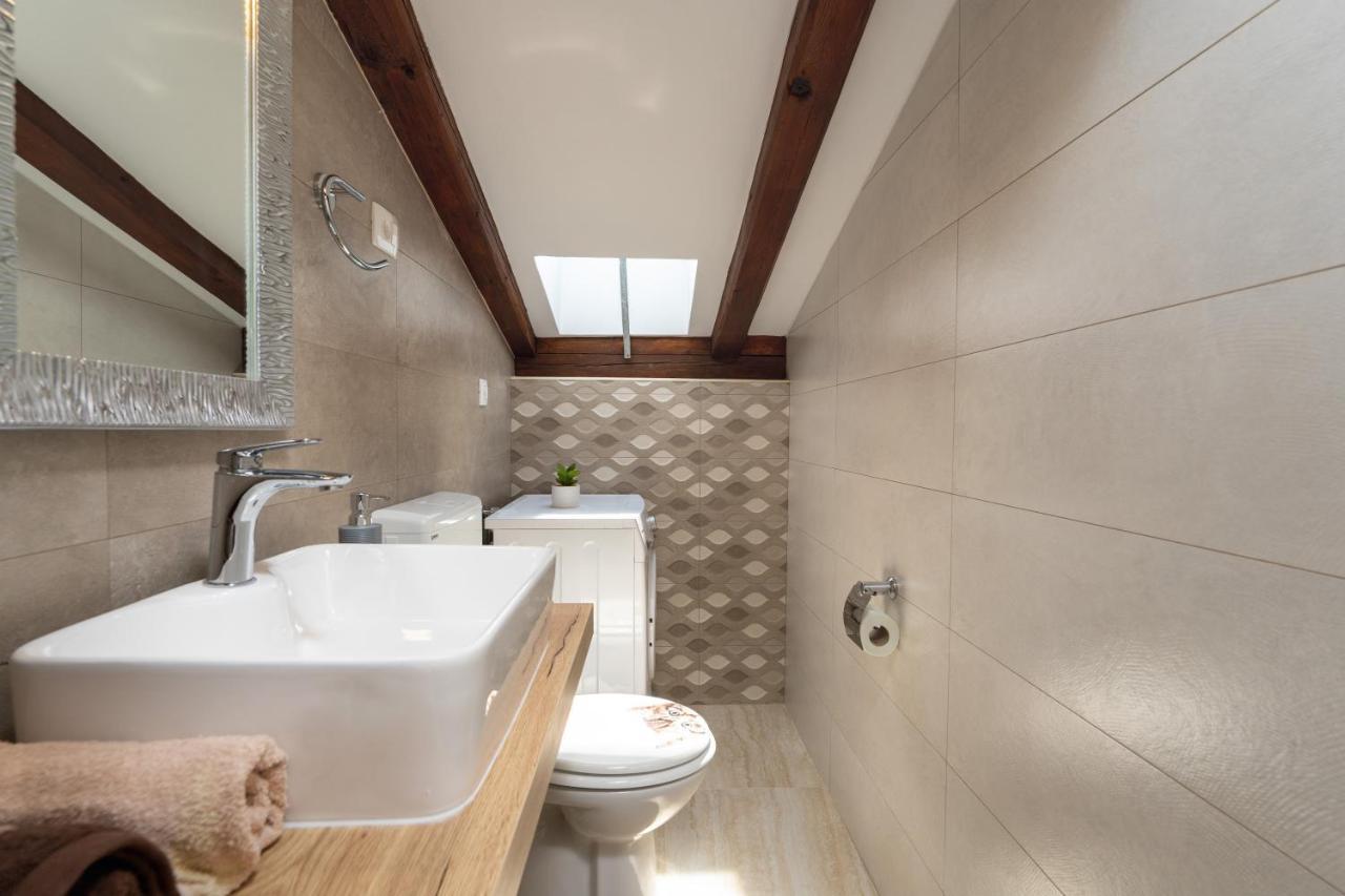 Relax In 2 Bedroom App In Old Town W/Ac And Wifi Rovigno Esterno foto
