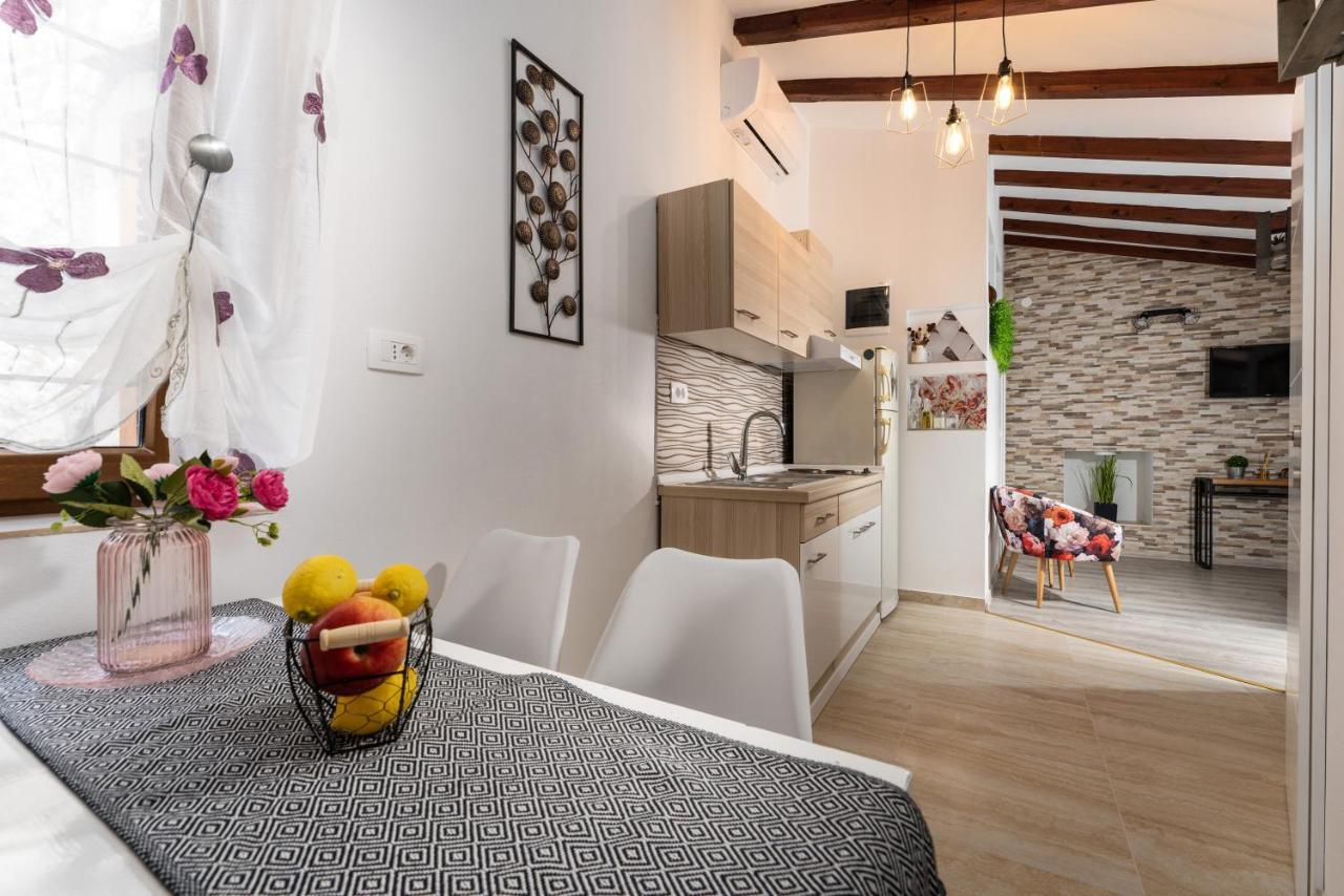 Relax In 2 Bedroom App In Old Town W/Ac And Wifi Rovigno Esterno foto