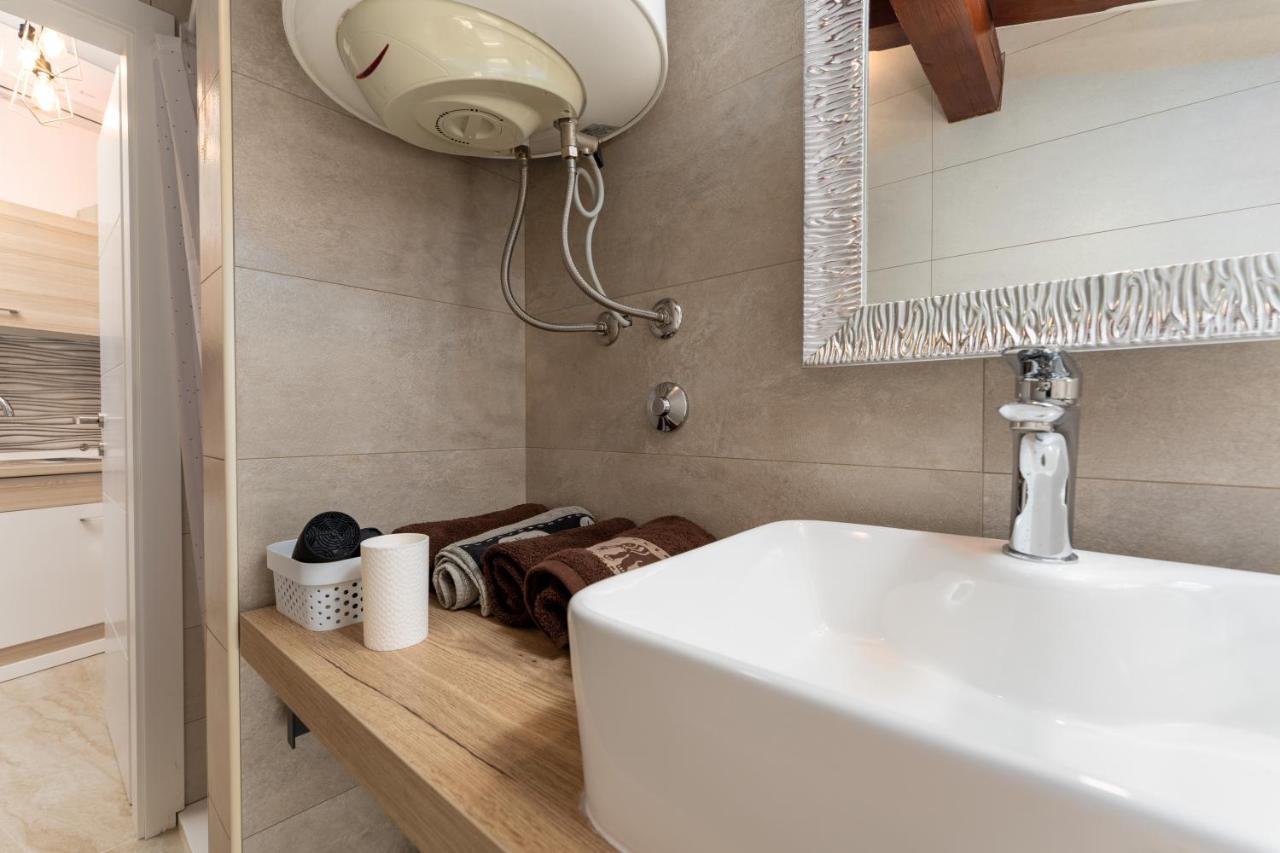 Relax In 2 Bedroom App In Old Town W/Ac And Wifi Rovigno Esterno foto