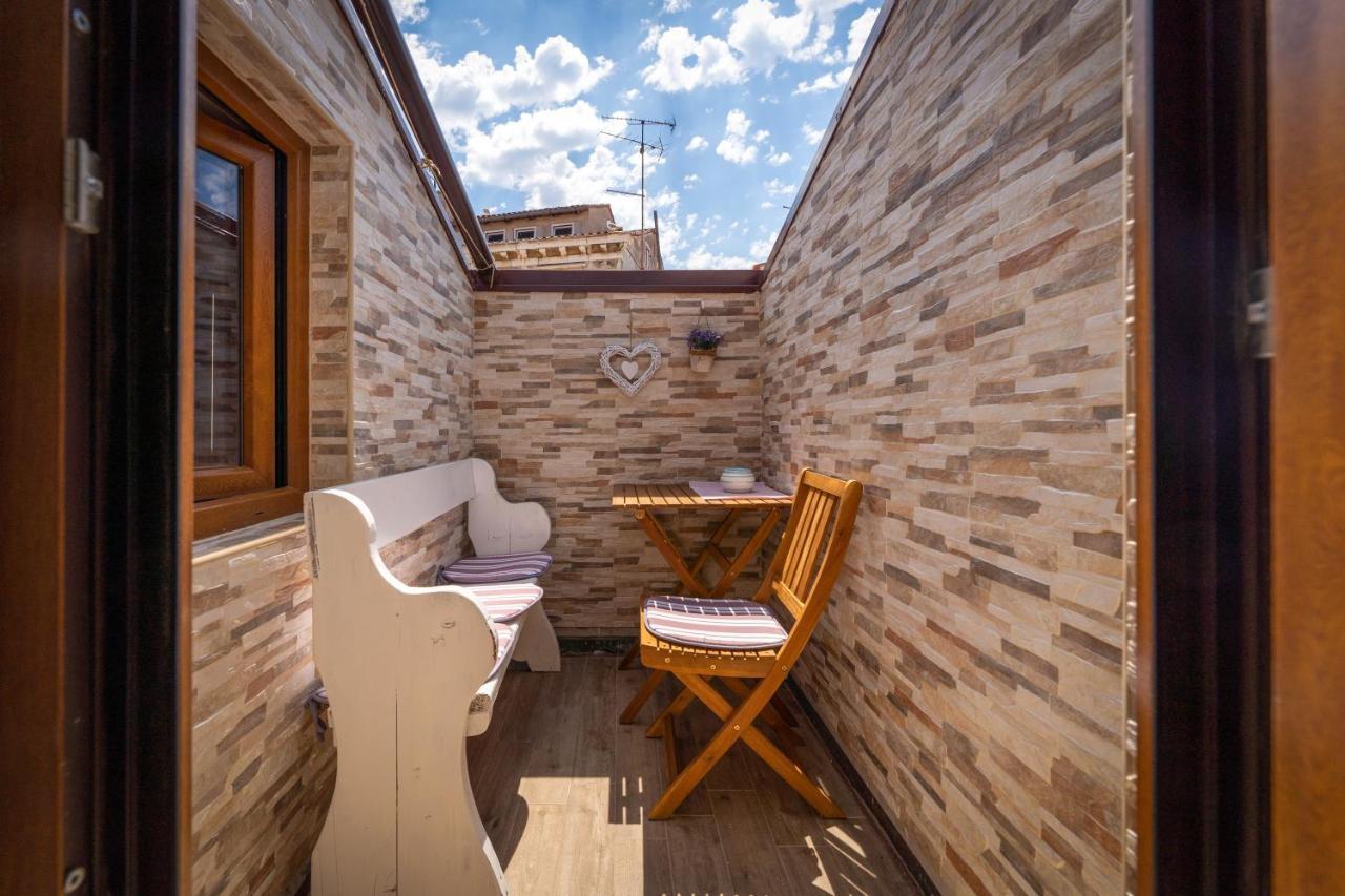 Relax In 2 Bedroom App In Old Town W/Ac And Wifi Rovigno Esterno foto